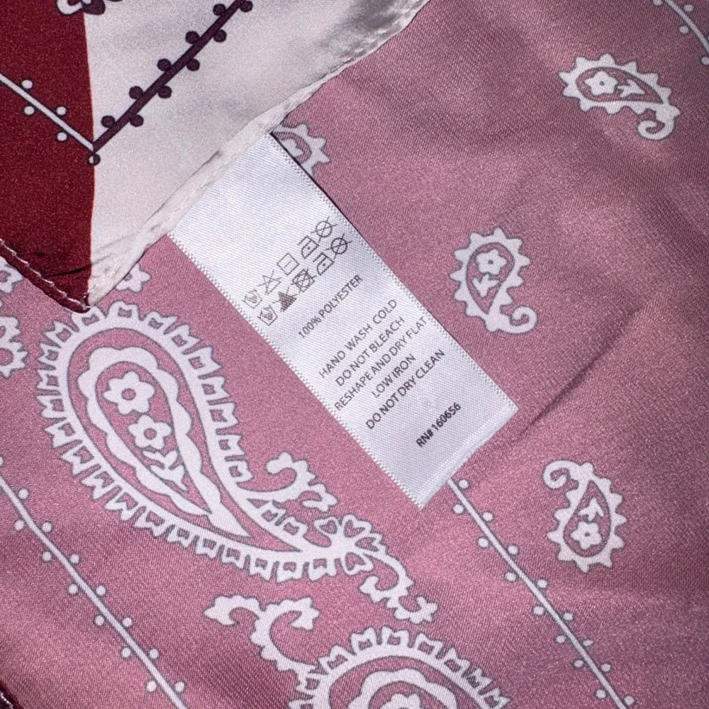 Paisley Square Scarf Burgundy White Excellent Silky Bandana Wrap 26.5 x 26.5 in